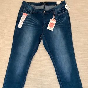 NWT Medium Wash Stretchy Ankle Jean FINAL PRICE
